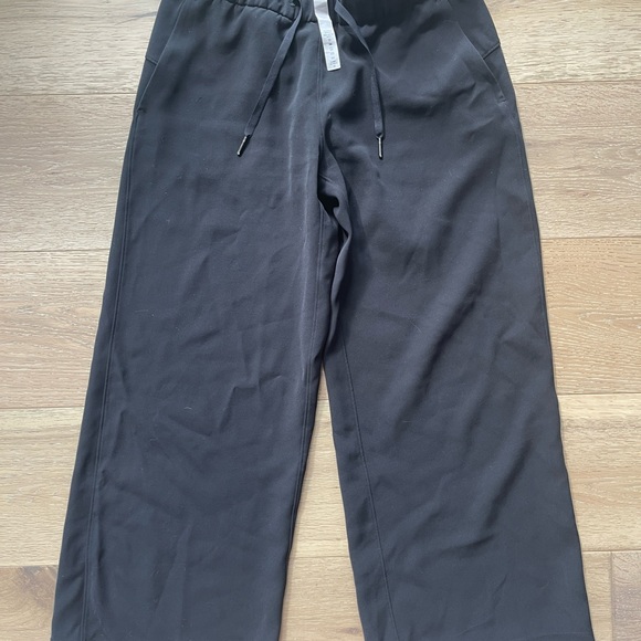 Lululemon On The Fly Wide-Leg 7/8 Pant *Woven in Black - Picture 3 of 3